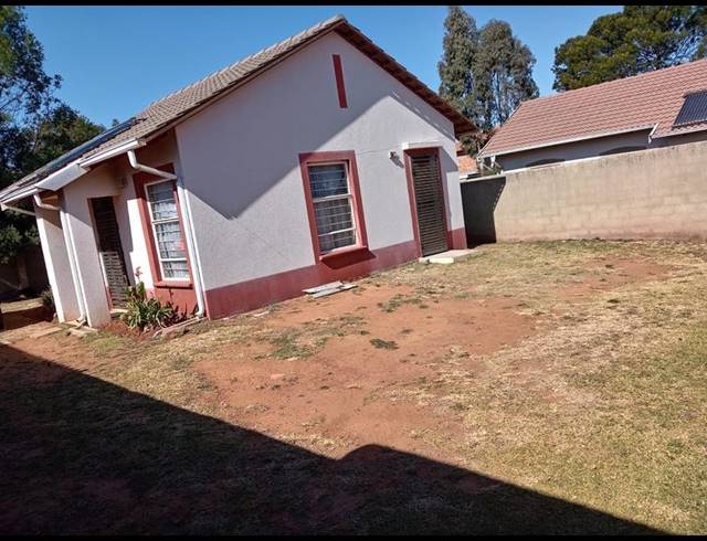 2 BEDROOM HOUSE FOR SALE IN LENASIA SOUTH